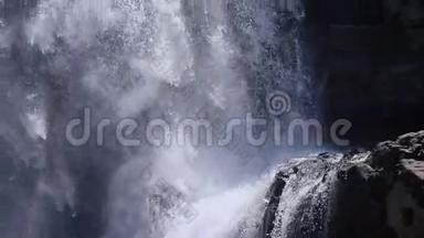 巴厘岛。 布莱曼顿瀑布。 活，美好，神奇，真实.. 瀑布是一股无穷无尽的生命之流